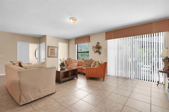 Image No.13-6 Bed House for sale