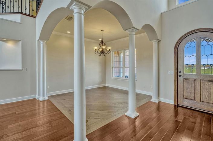 Image No.8-5 Bed House for sale