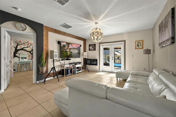 Image No.10-3 Bed House for sale