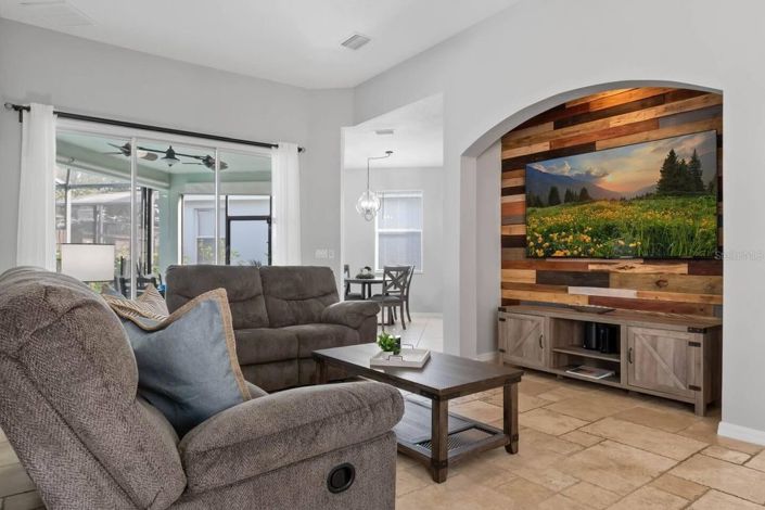 Image No.6-5 Bed House for sale