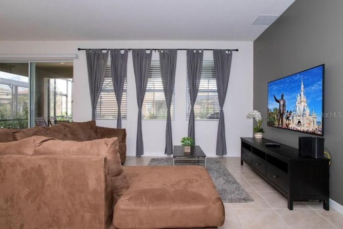 Image No.8-5 Bed House for sale