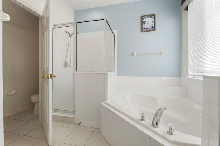 Image No.17-6 Bed House for sale