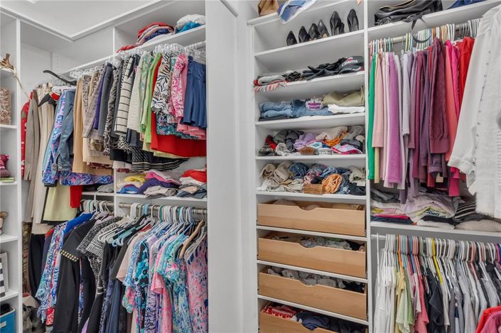 Image No.30-6 Bed House for sale