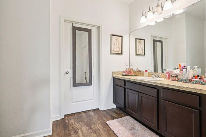 Image No.20-4 Bed House for sale