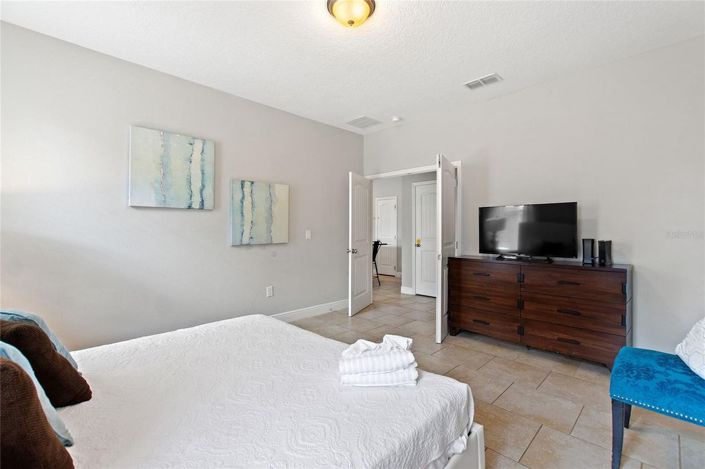 Image No.18-5 Bed House for sale