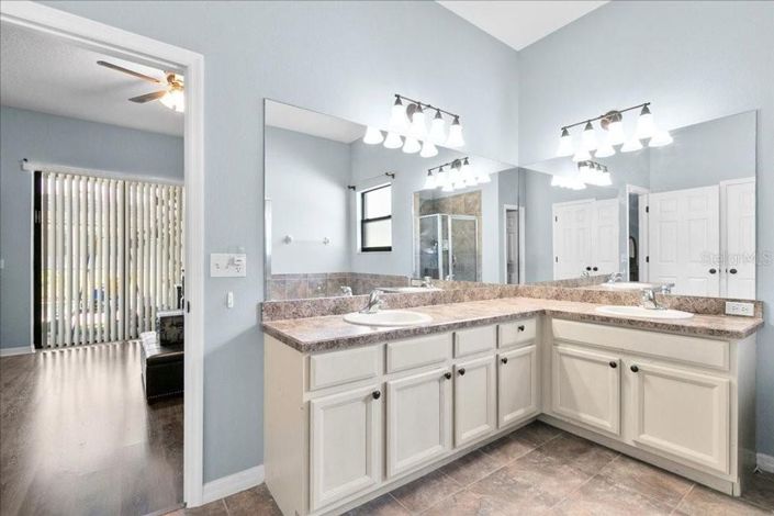 Image No.16-6 Bed House for sale