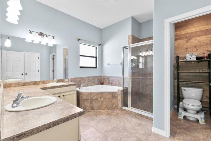 Image No.17-6 Bed House for sale