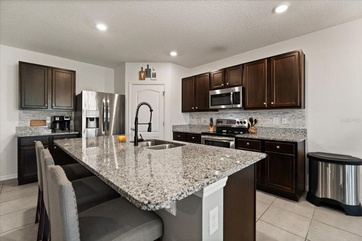 Image No.8-5 Bed House for sale