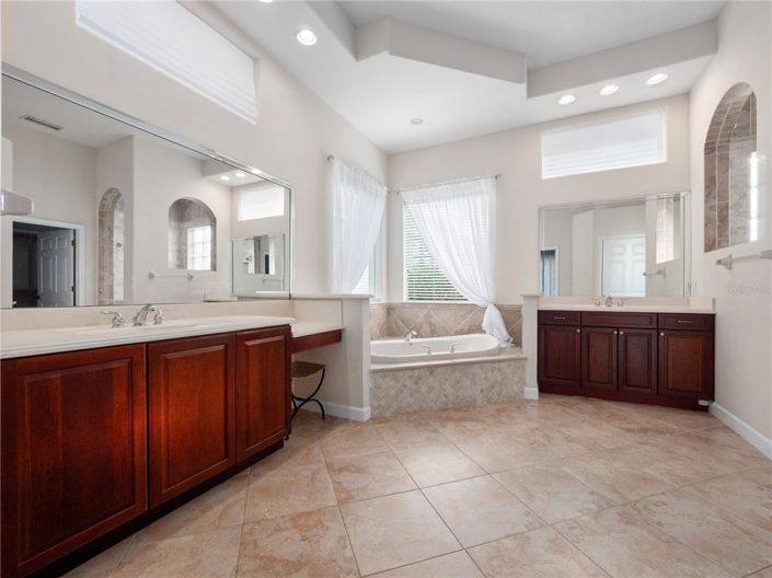 Image No.18-4 Bed House for sale