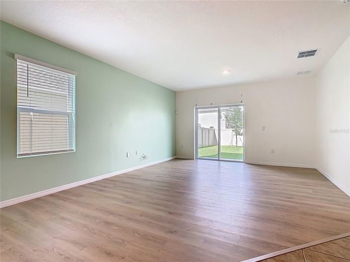 Image No.8-5 Bed House for sale