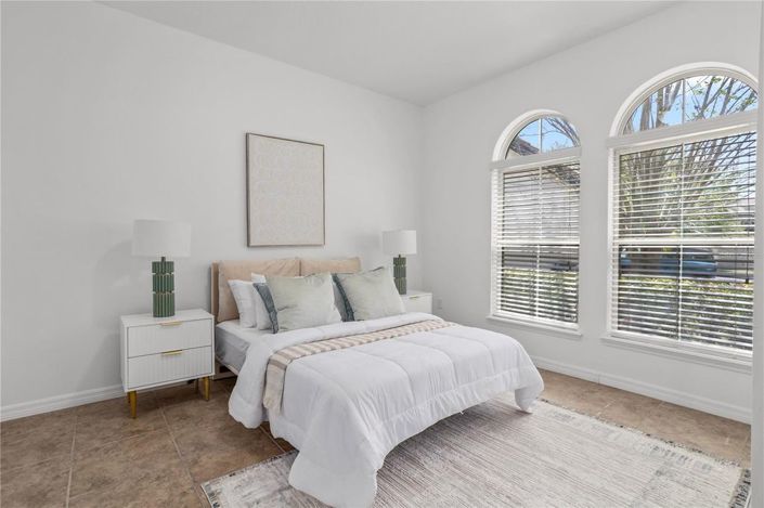 Image No.8-5 Bed House for sale