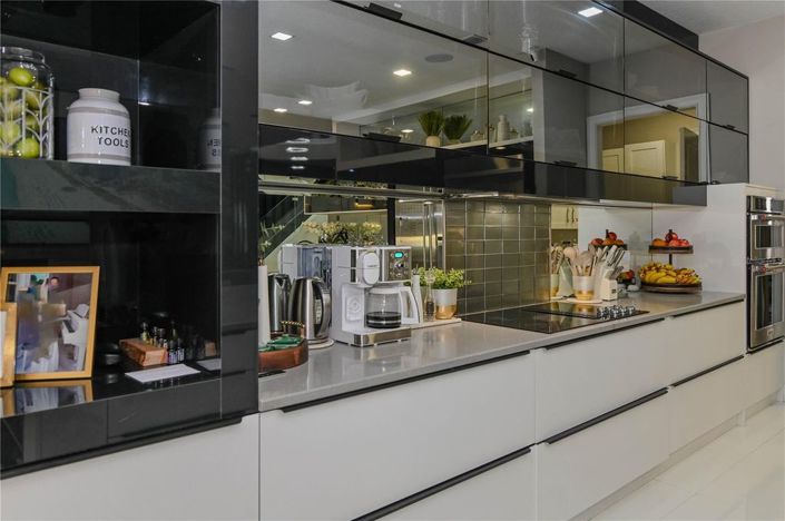 Image No.13-6 Bed House for sale