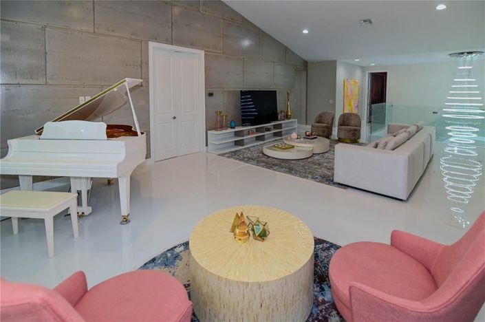 Image No.24-6 Bed House for sale