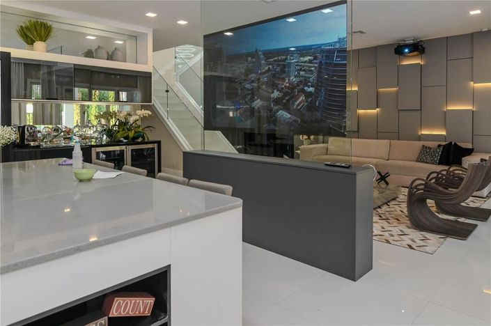 Image No.8-6 Bed House for sale