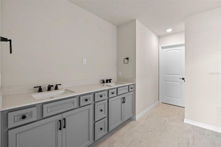 Image No.19-5 Bed House for sale