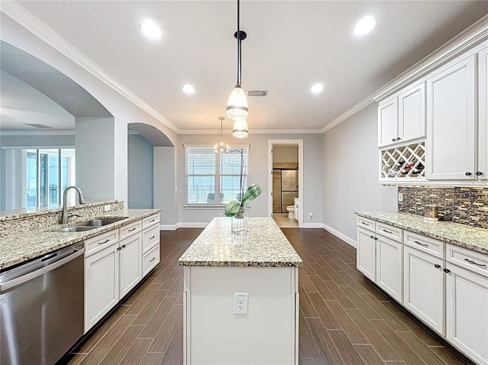 Image No.8-5 Bed House for sale