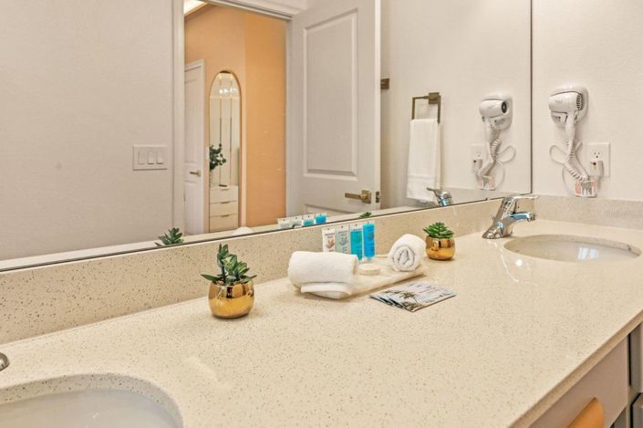 Image No.28-5 Bed Townhouse for sale