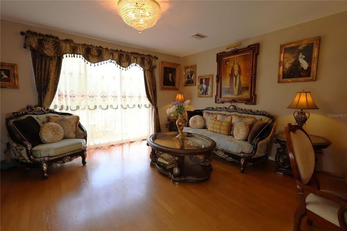 Image No.22-3 Bed Townhouse for sale