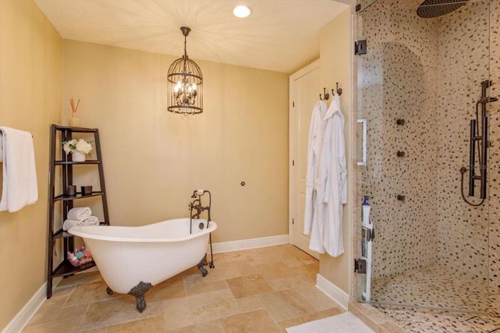 Image No.20-6 Bed House for sale