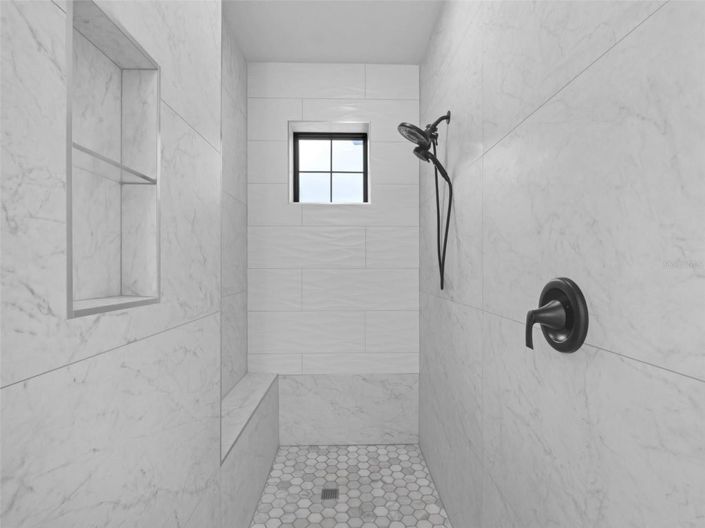 Image No.18-6 Bed House for sale