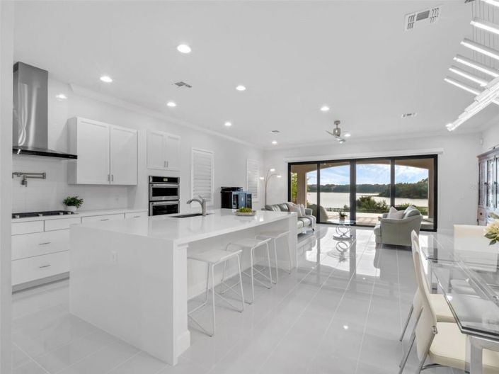 Image No.4-6 Bed House for sale