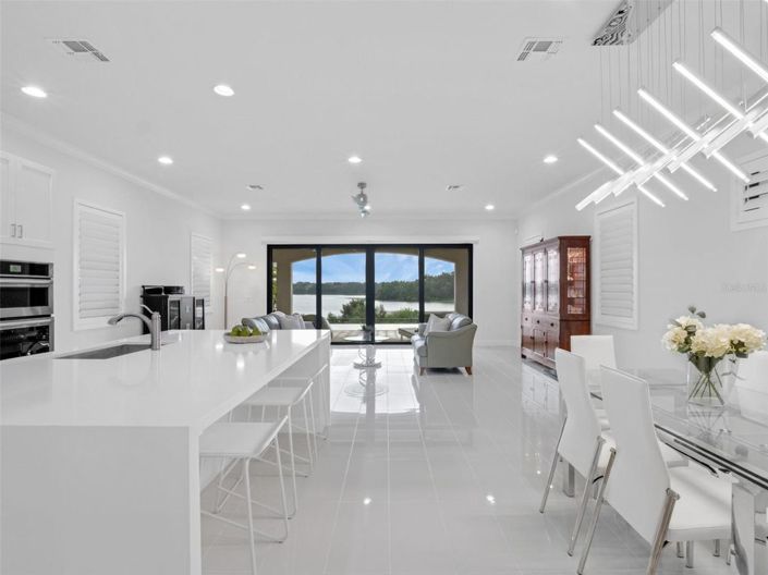 Image No.8-6 Bed House for sale