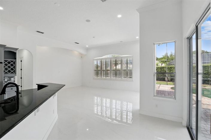 Image No.13-5 Bed House for sale