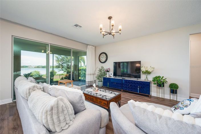 Image No.19-5 Bed House for sale