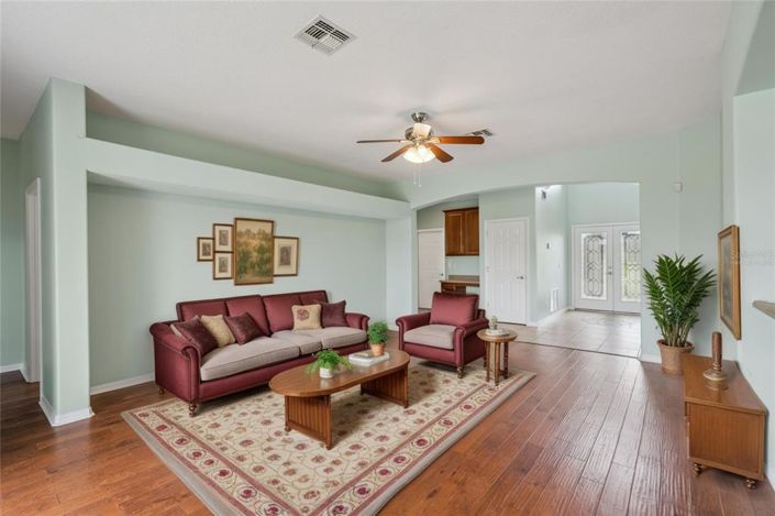 Image No.17-5 Bed House for sale