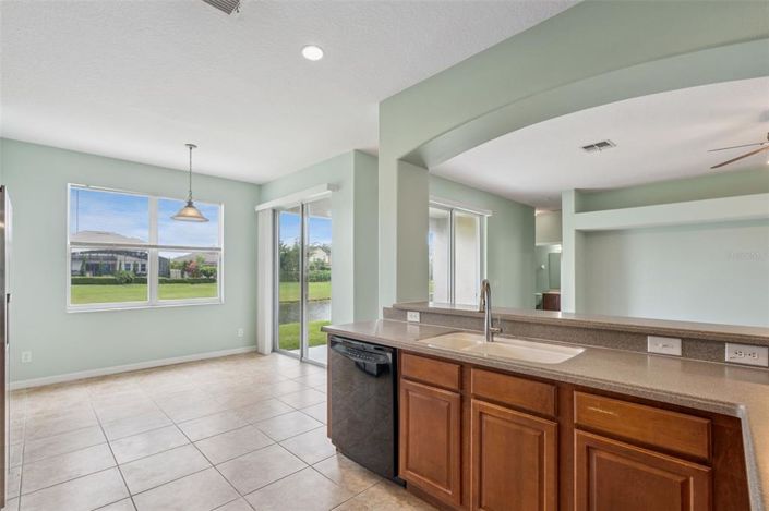 Image No.8-5 Bed House for sale