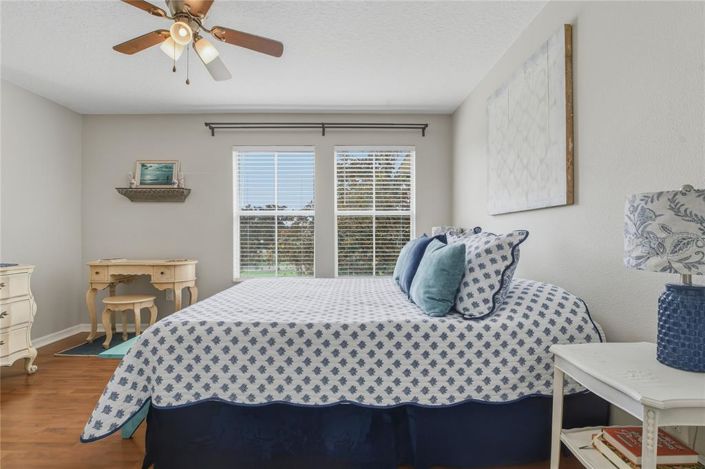 Image No.25-2 Bed Townhouse for sale