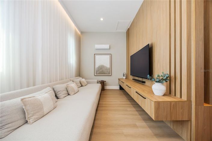 Image No.9-6 Bed House for sale