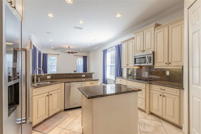 Image No.8-5 Bed House for sale