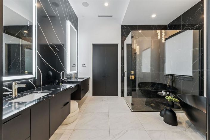 Image No.24-6 Bed House for sale