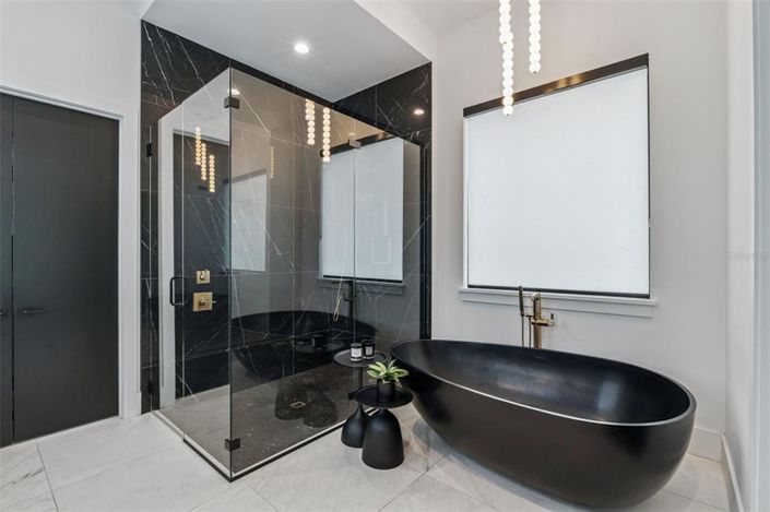 Image No.25-6 Bed House for sale