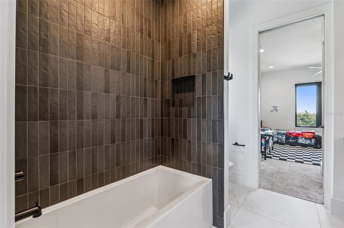 Image No.34-6 Bed House for sale