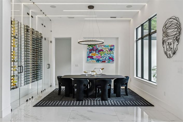 Image No.5-6 Bed House for sale