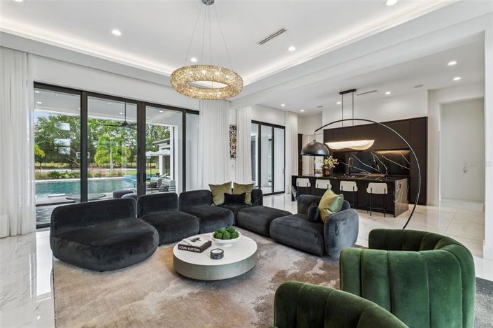 Image No.8-6 Bed House for sale