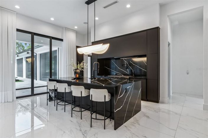 Image No.9-6 Bed House for sale