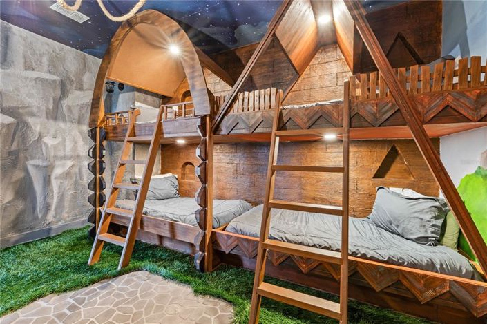 Image No.42-13 Bed House for sale