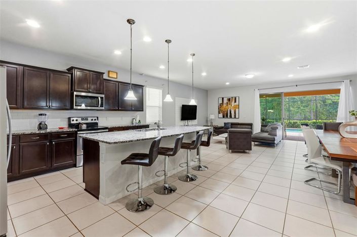 Image No.6-8 Bed House for sale