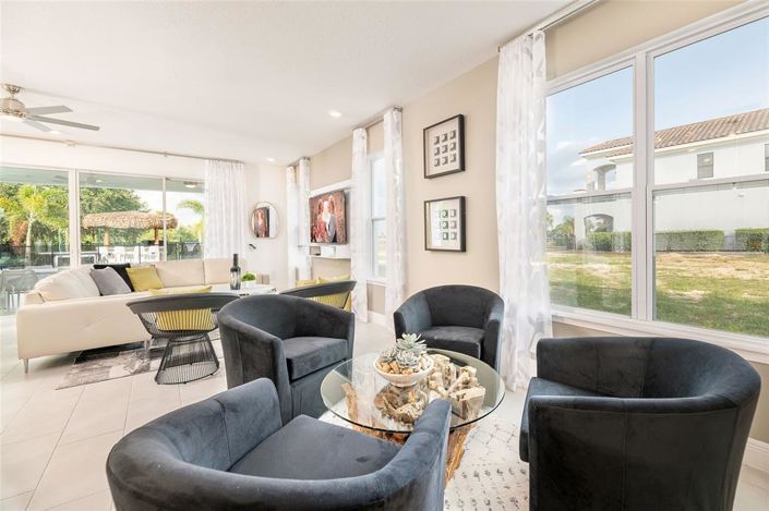 Image No.20-6 Bed Property for sale