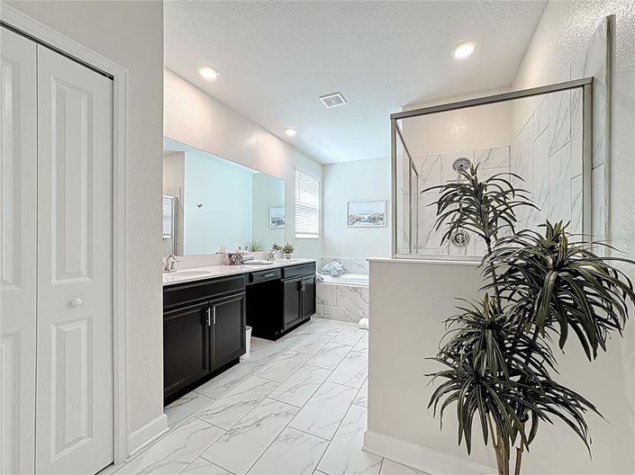 Image No.8-6 Bed House for sale