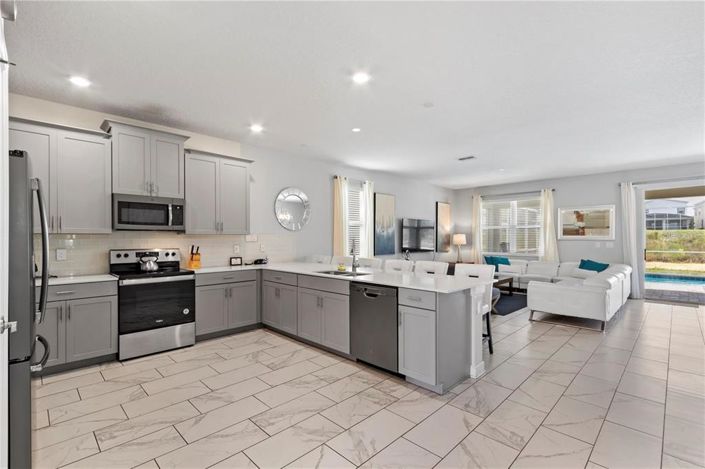 Image No.2-8 Bed House for sale