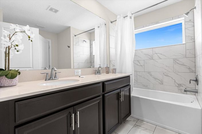 Image No.12-4 Bed Townhouse for sale