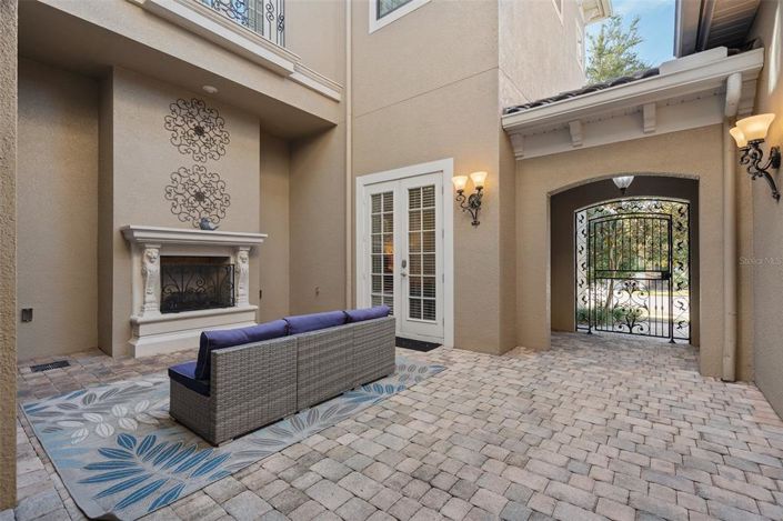 Image No.8-8 Bed House for sale