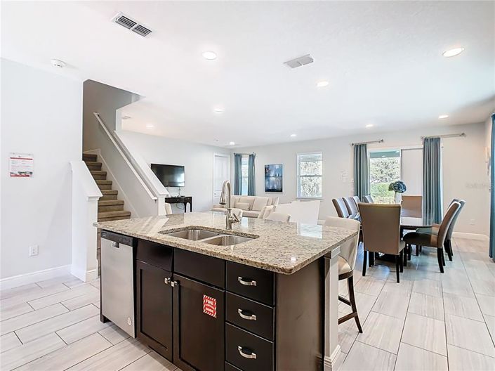 Image No.8-8 Bed House for sale