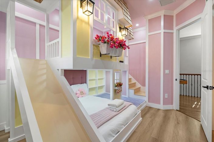 Image No.16-5 Bed Property for sale