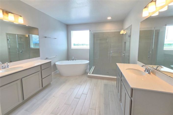 Image No.10-5 Bed Property for sale