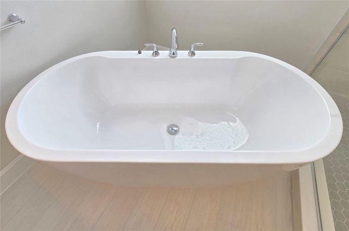 Image No.20-5 Bed Property for sale